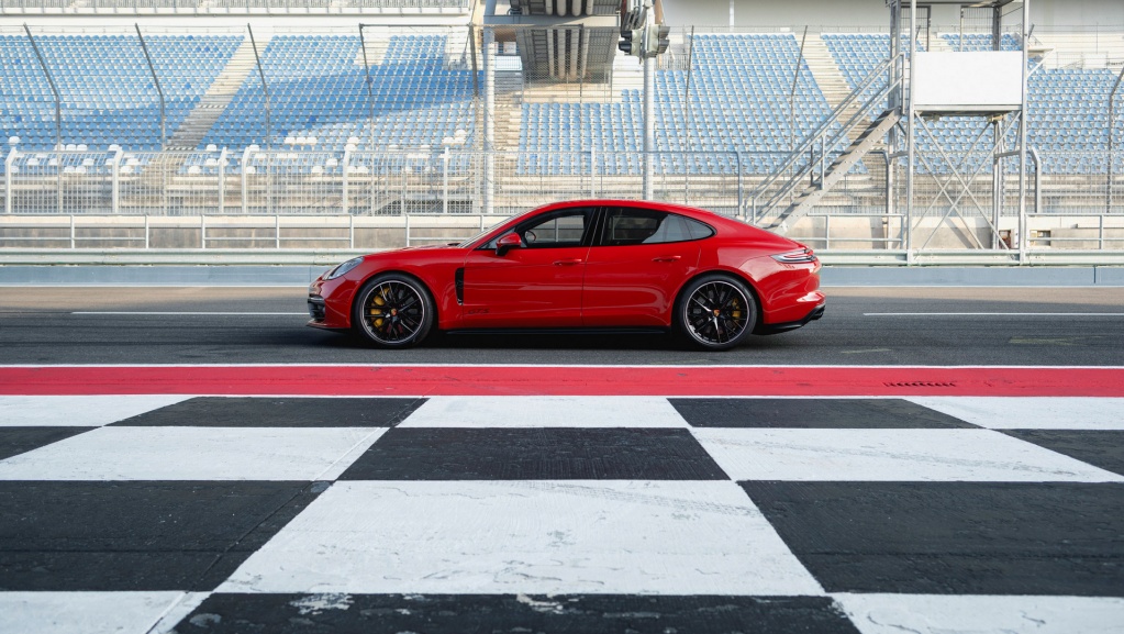 2019-Porsche-Panamera-GTS-1.jpg